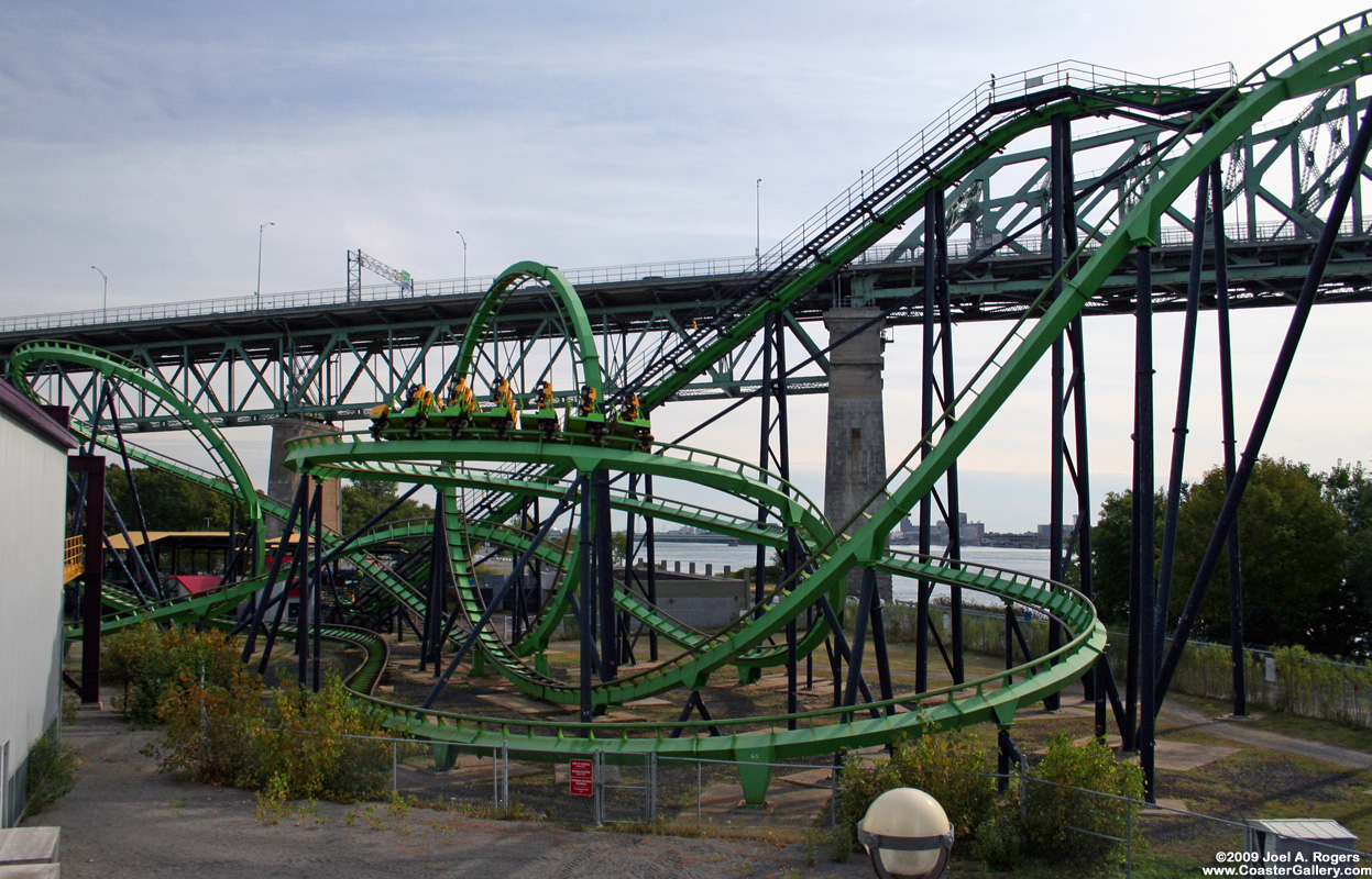 Un Roller Coaster, un pont et le fleuve Saint-Laurent