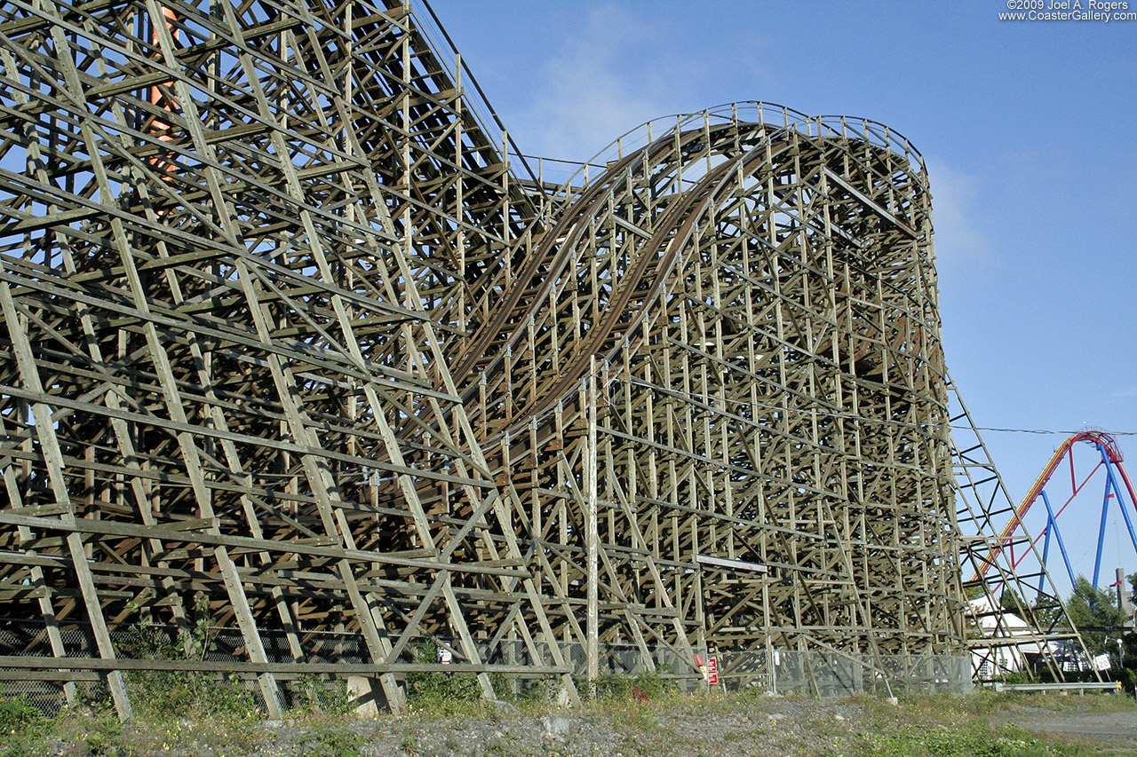 Twin parallel tracks on the Le Monstre roller coaster