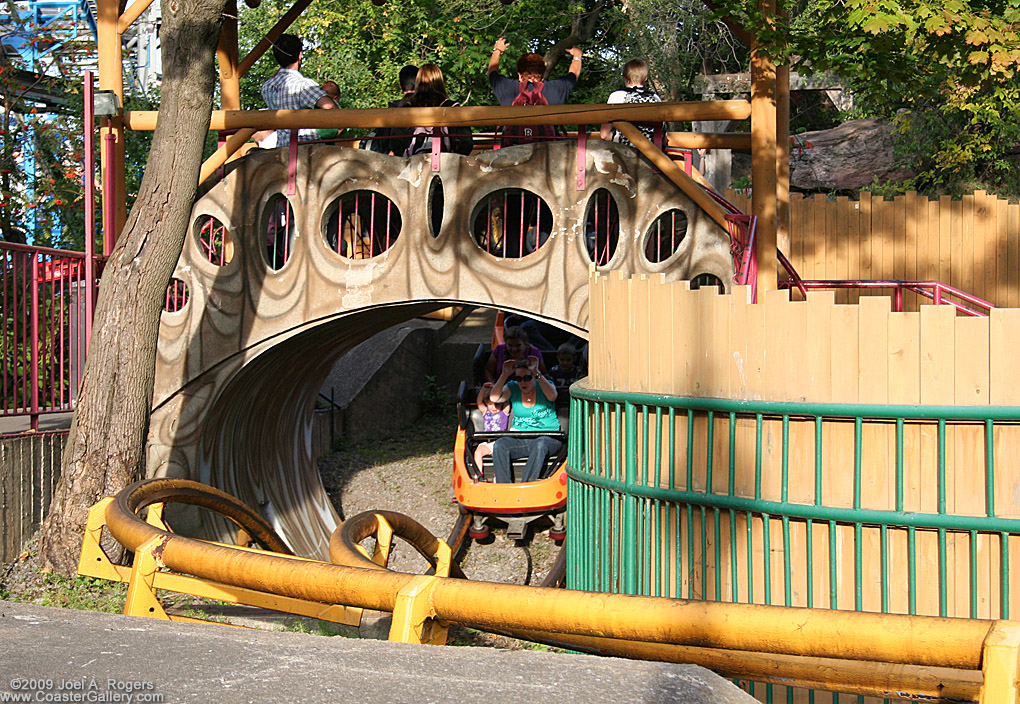 Roller coaster formerly called Petites Montagnes Russes.  Now called La marche du mille-pattes.