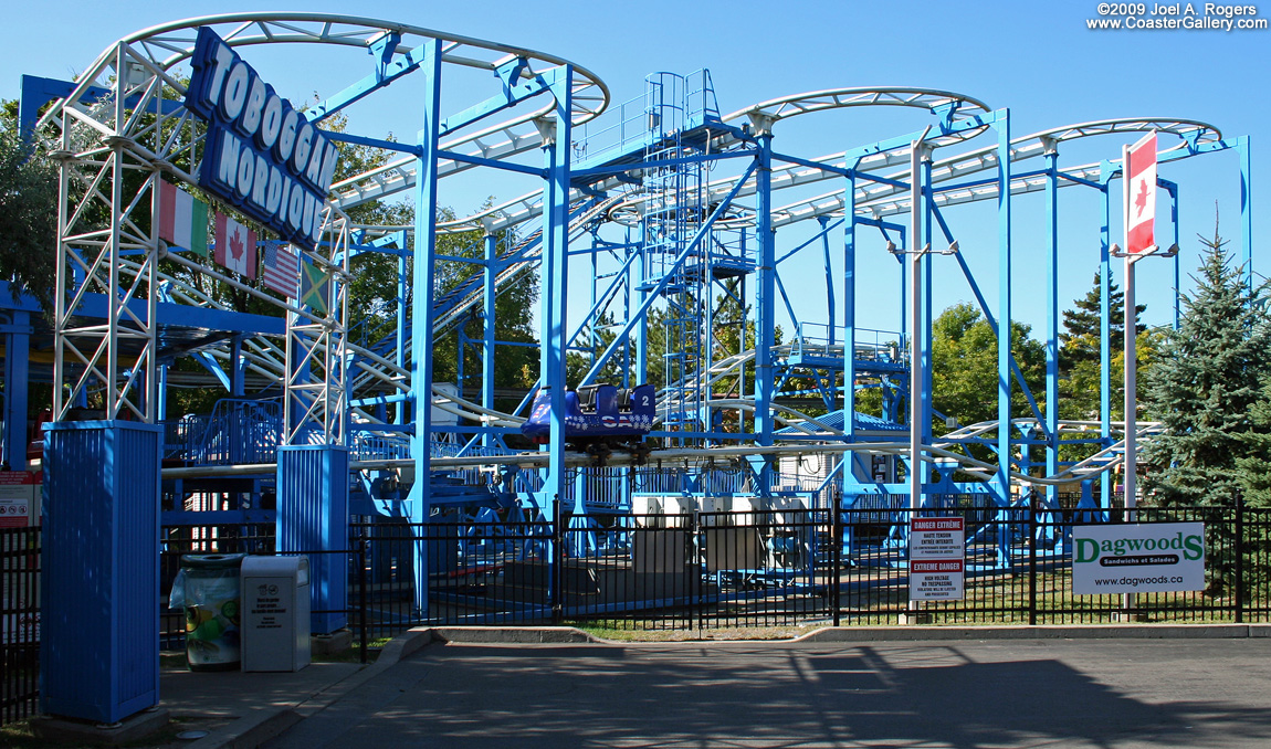Zig Zag roller coaster construit par Zamperla