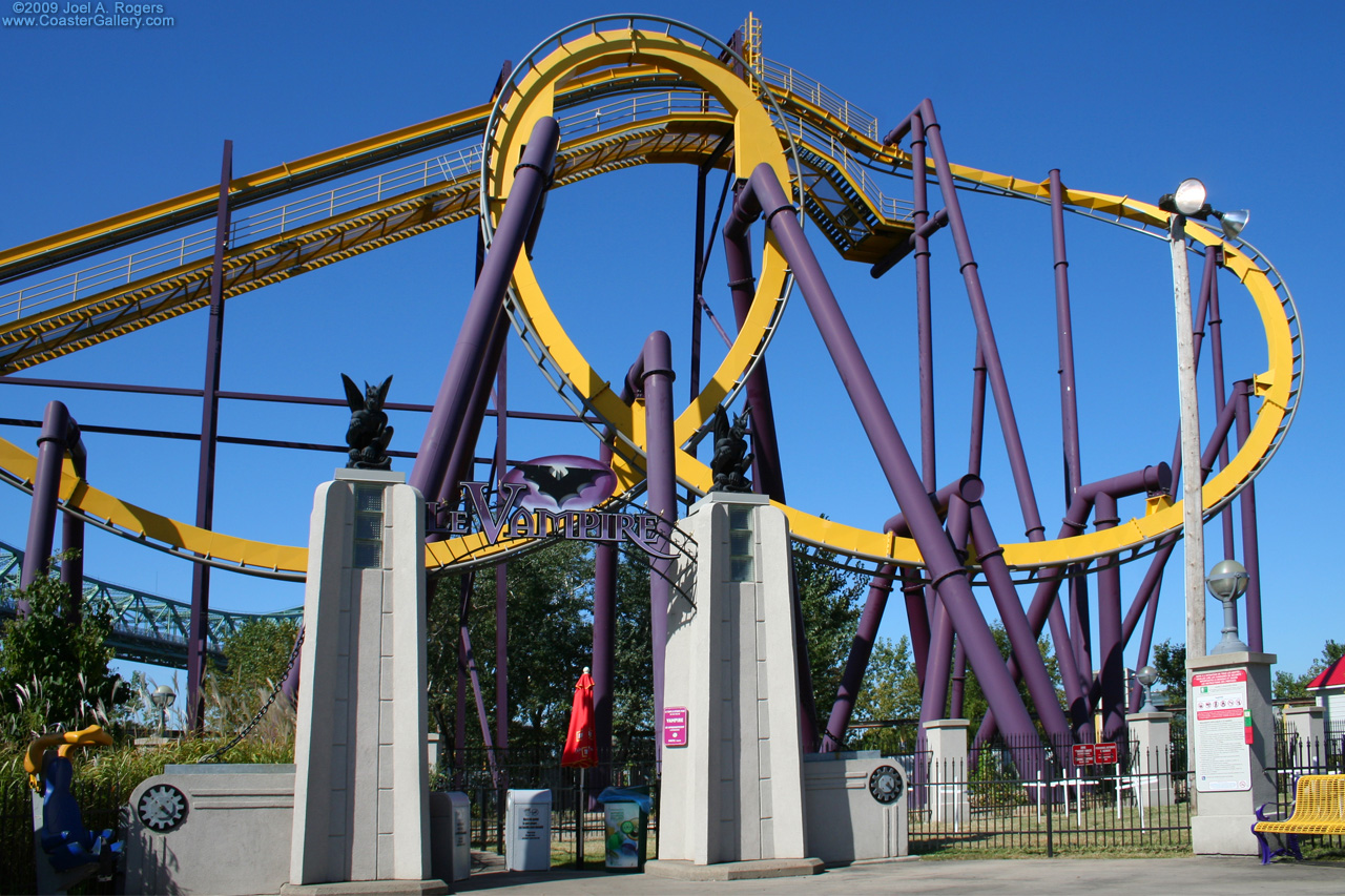 Le Vampire's entrance in front of the first drop and first vertical loop