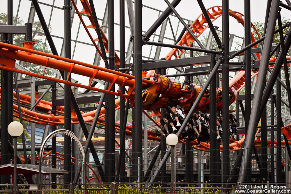 Invtered roller coaster at an amusment park. Omvendt rutschebane i en forlystelsespark.