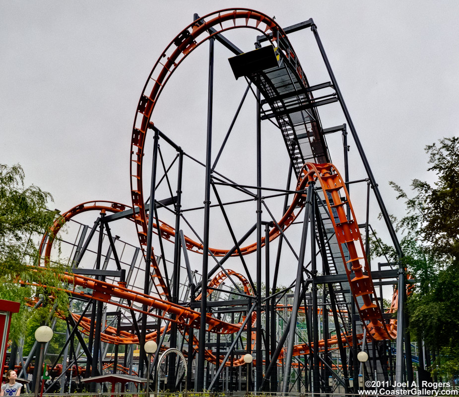 Thrill ride at a Danish amusement park. Spndende tur p en dansk forlystelsespark