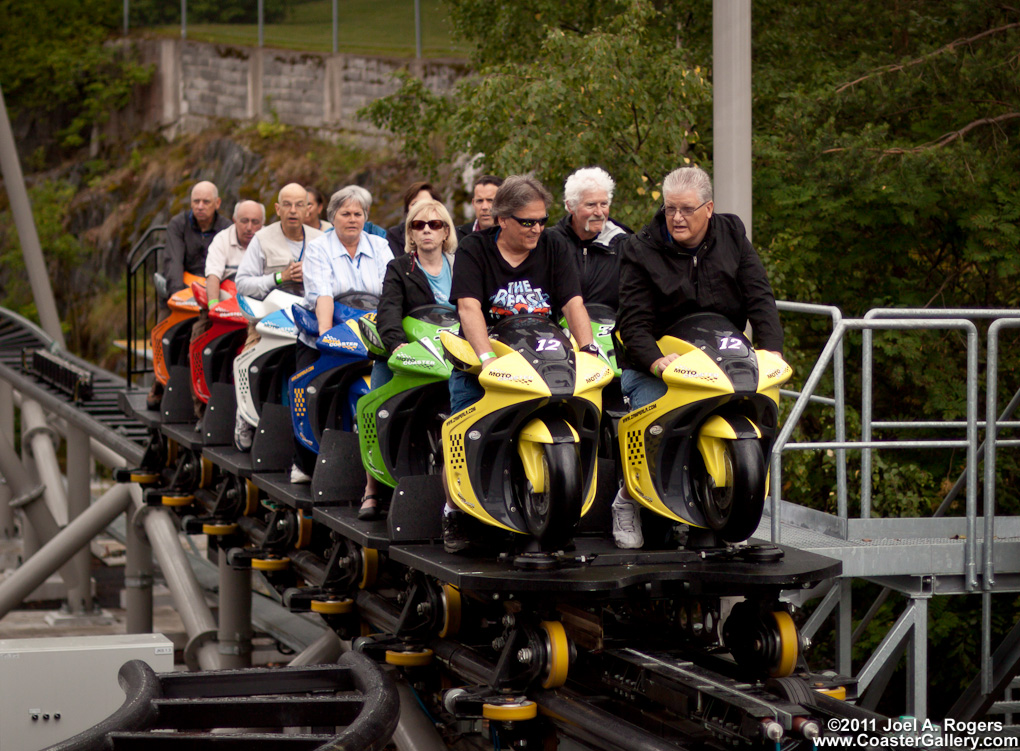 Roller coaster seats shaped like motorcycles. Vuoristorata istuimet muotoinen moottoripyrt