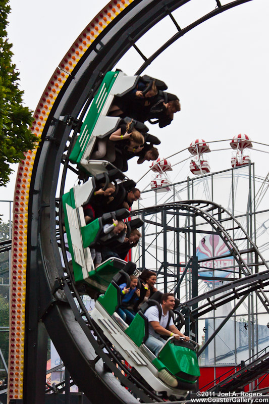 A European roller coaster going upside-down in a loop. En europisk rutschebane g p hovedet i en lkke