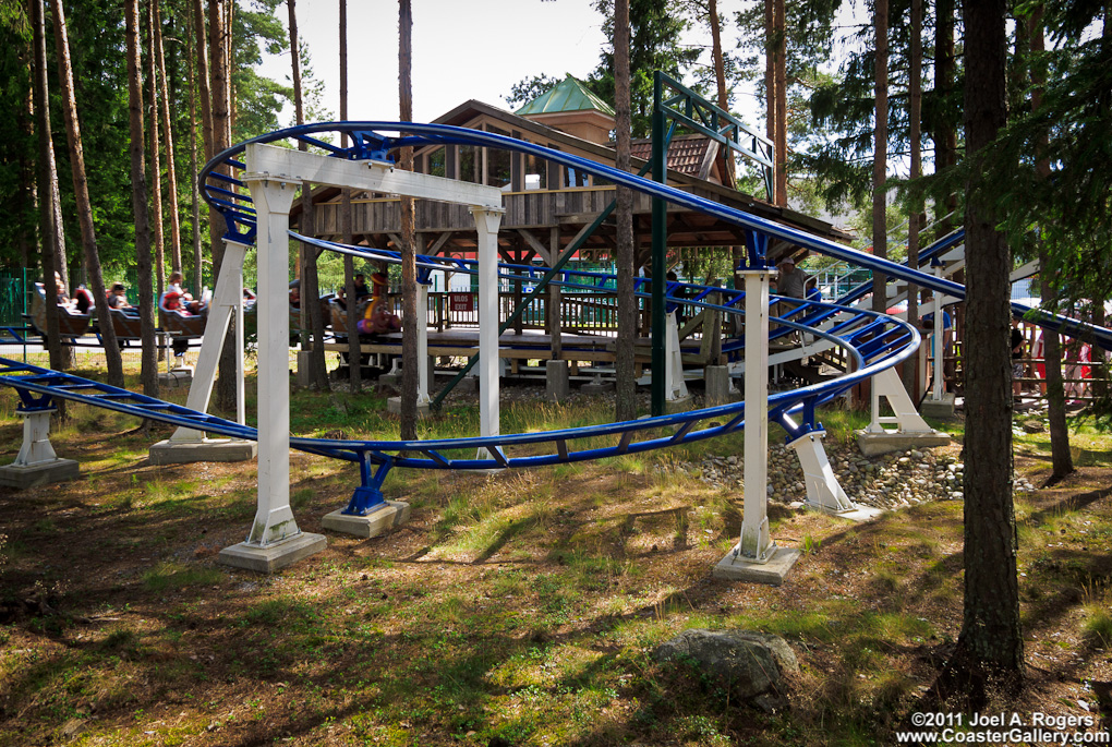 Mine Train vuoristorata metsss. Tm on huvipuisto Suomessa.