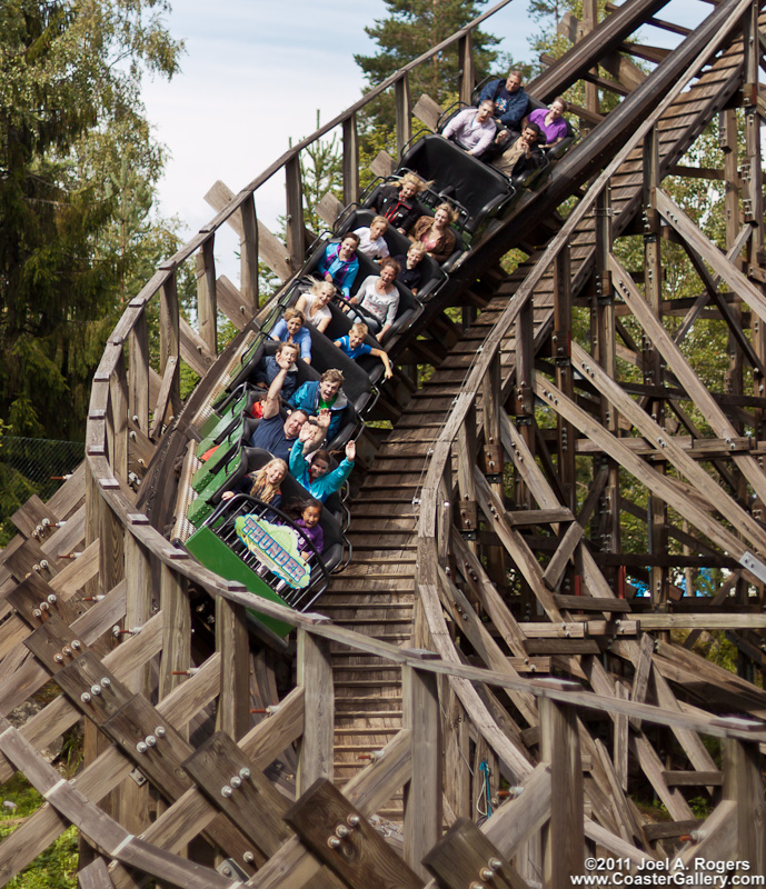 Thundercoaster - Wooden roller coaster trains TusenFryd