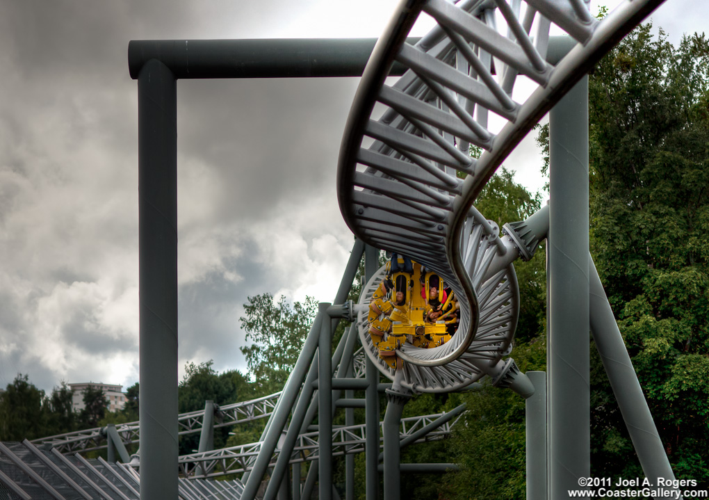 A roller coaster going upside down in a Hearline Roll. 
Vuoristorata menossa ylsalaisin Heartline Roll.
