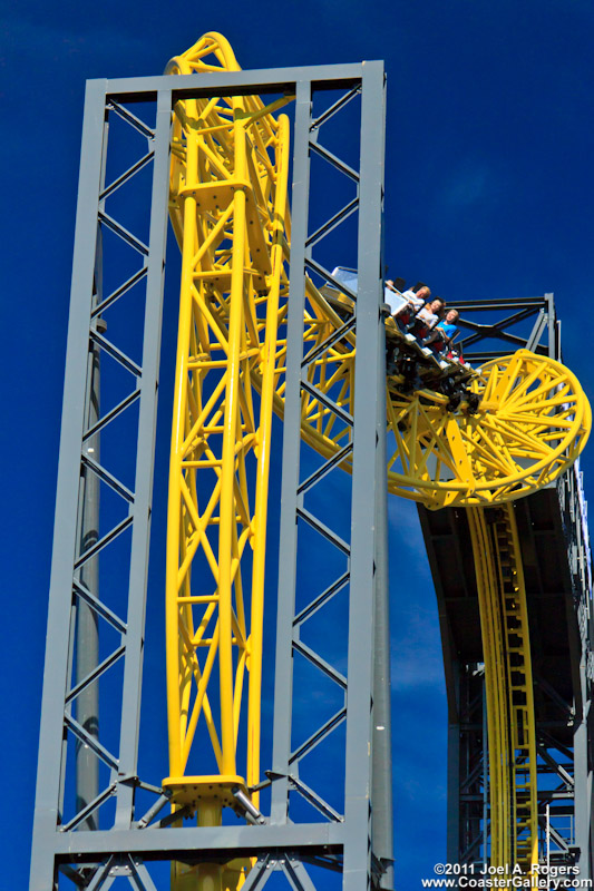 A roller coaster going through a roll - Vuoristorata lpi rulla