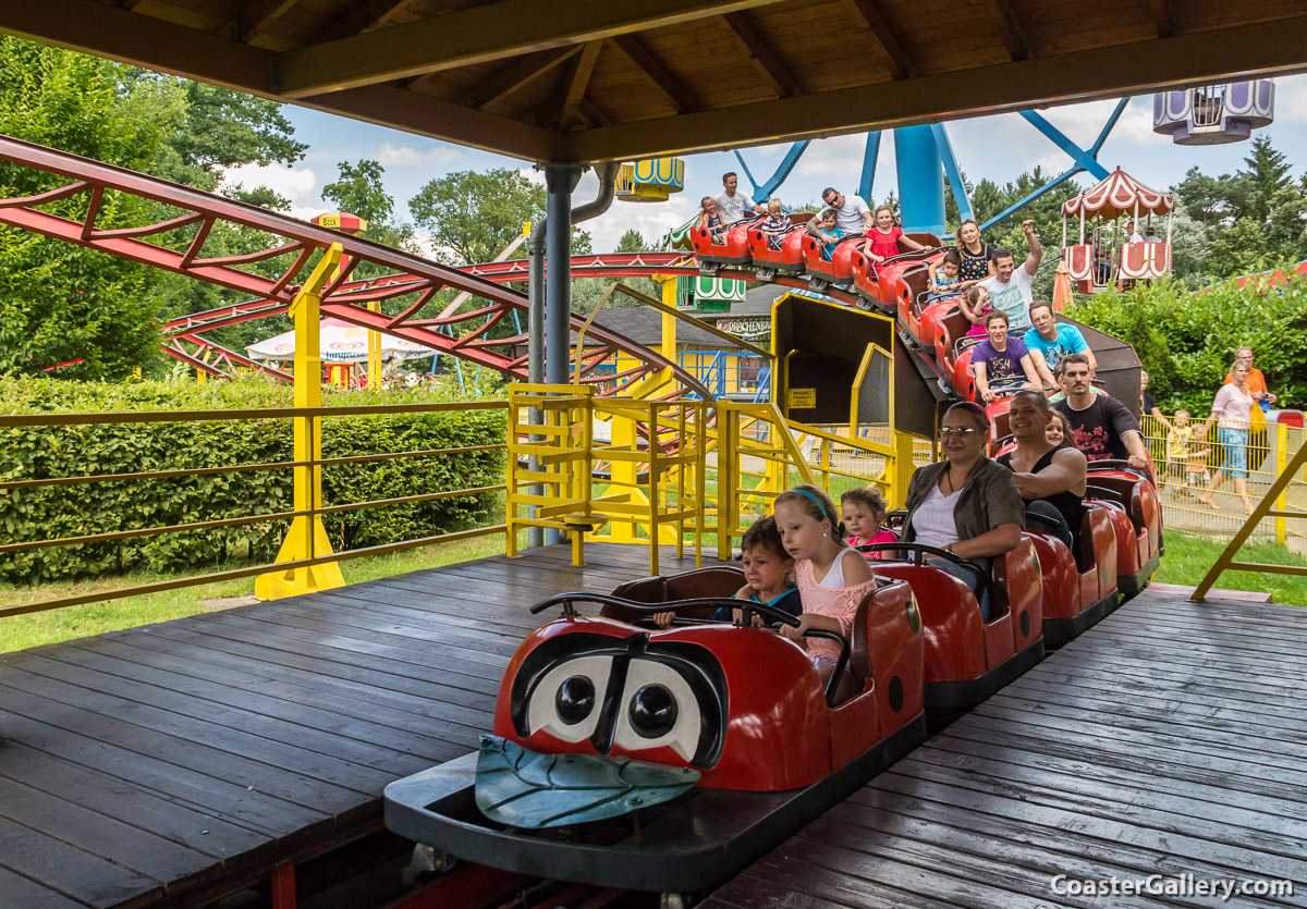 A scared kid on a roller coaster - Eine Angst Kind auf einer Achterbahn