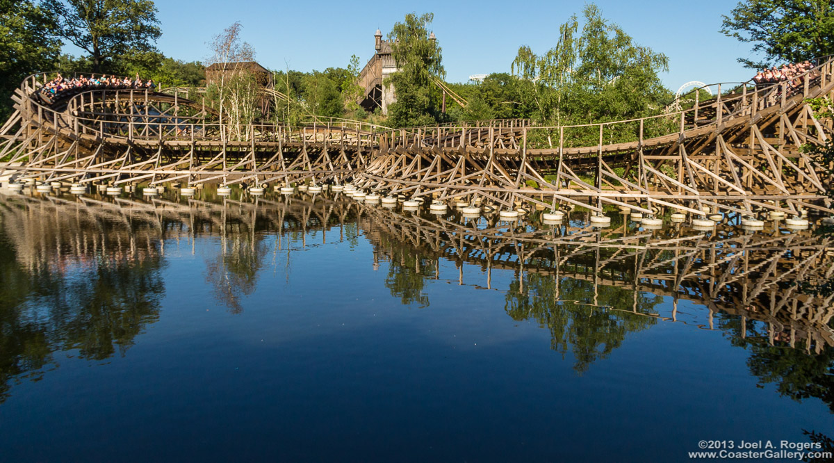 Joris en de Draak roller coaster reflected in the water - Achtbaan weerspiegeld in de water