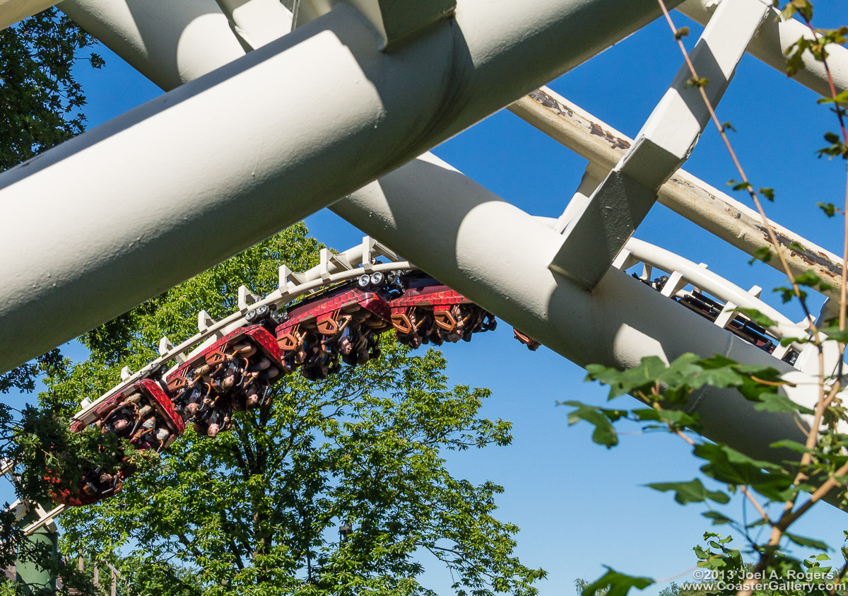 Riders going upside-down on the Python roller coaster - Ruiters gaan ondersteboven op de Python achtbaan