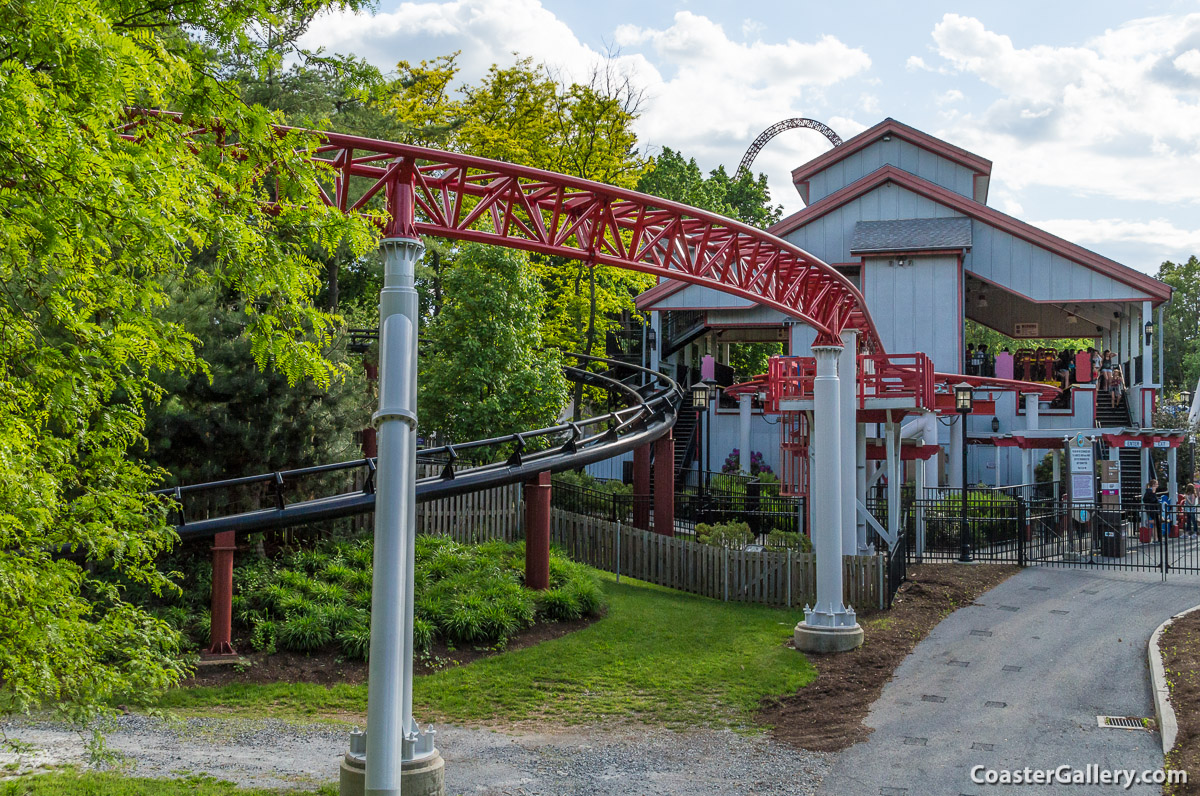 Dual-loading station of the Storm Runner roller coaster