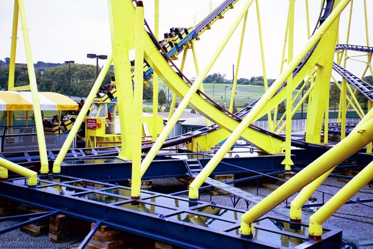 Using the weight of water to stabilize a roller coaster