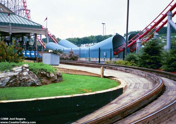 Tunnel at the bottom of Steel Force's first hill