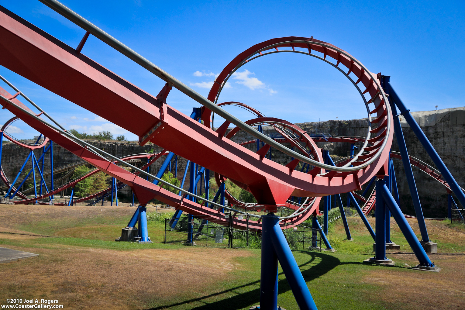 Interlocking corkscrew loops on the Superman Krypton Coaster