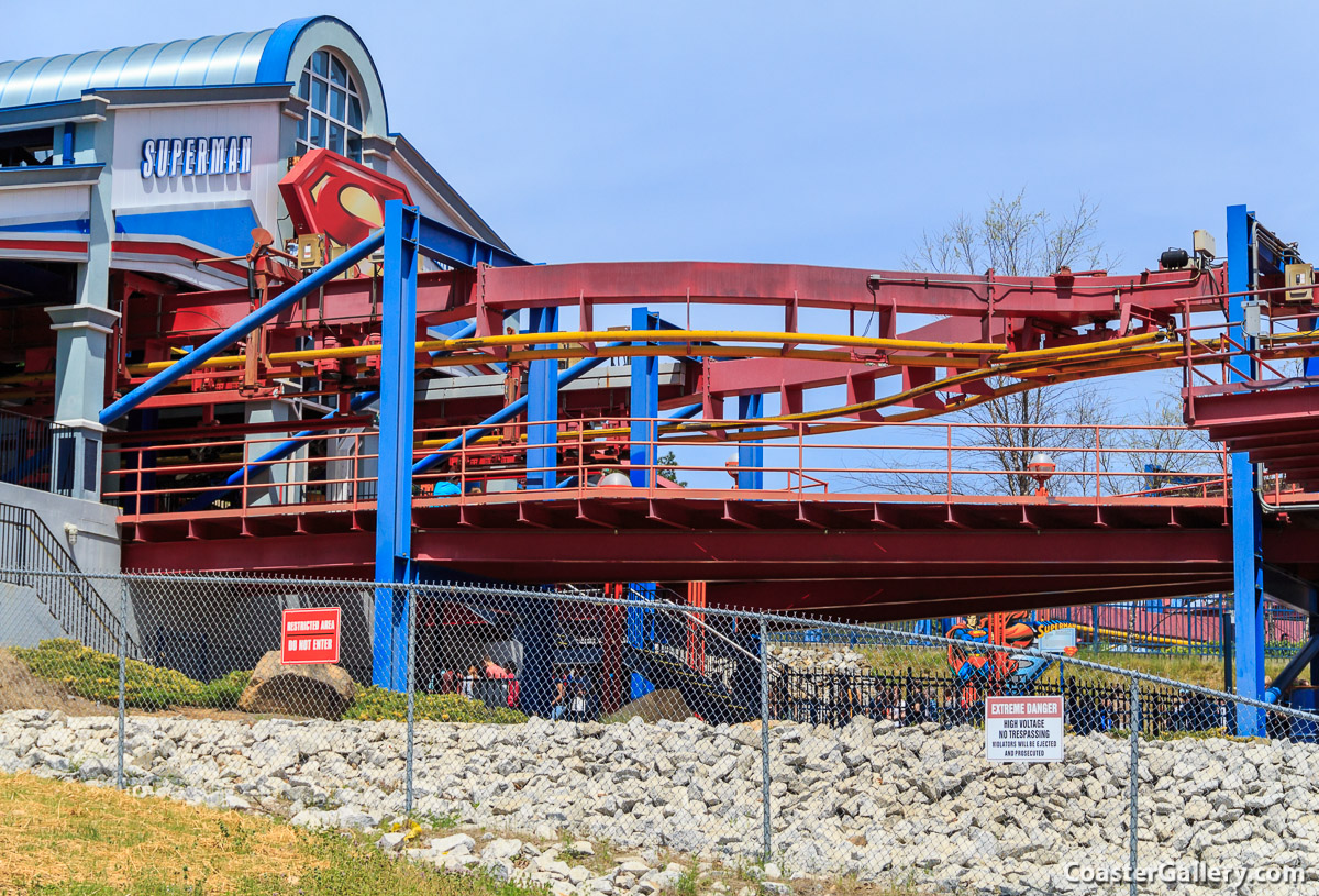 Parallel tracks on a roller coaster loading platform