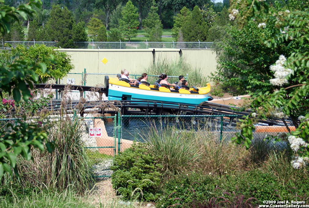 Hybrid roller coaster leaving the track and entering the water