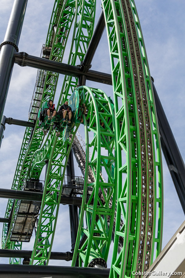 Two chains on the lift hill - Green Lantern: First Flight