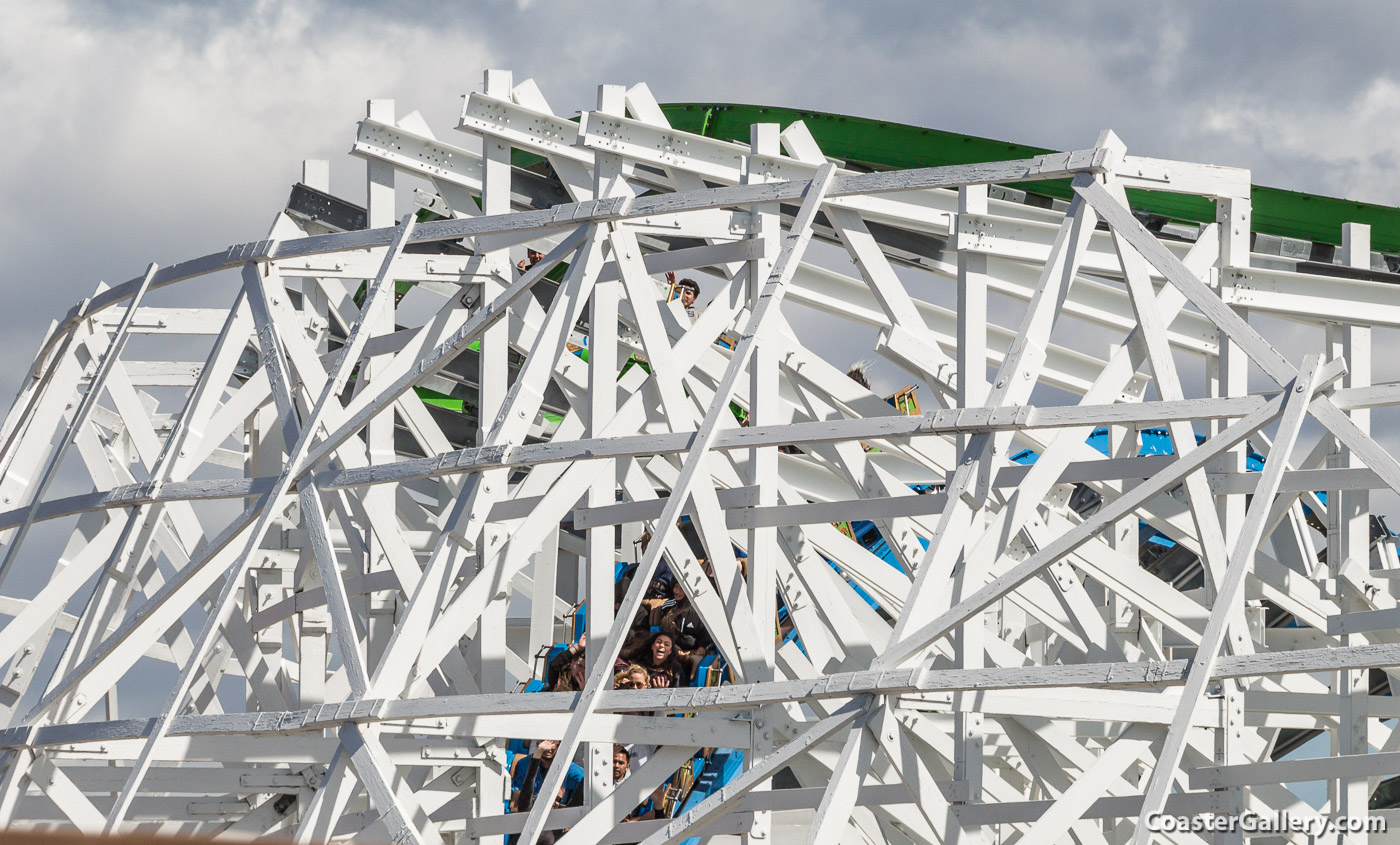 Racing roller coaster - Twisted Colossus