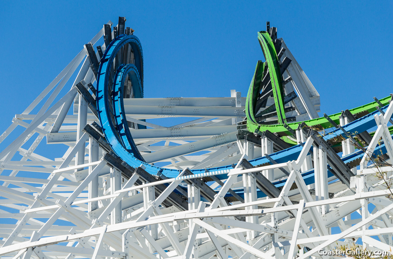 High-five maneuver on the Twisted Colossus coaster