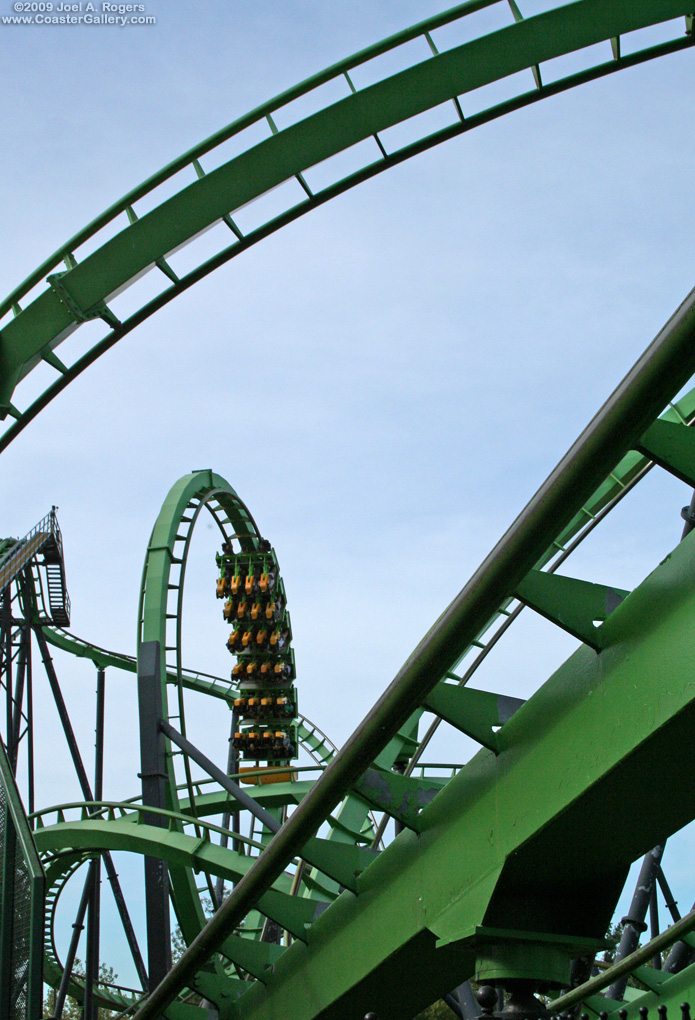 Stand-up coaster passer par une boucle