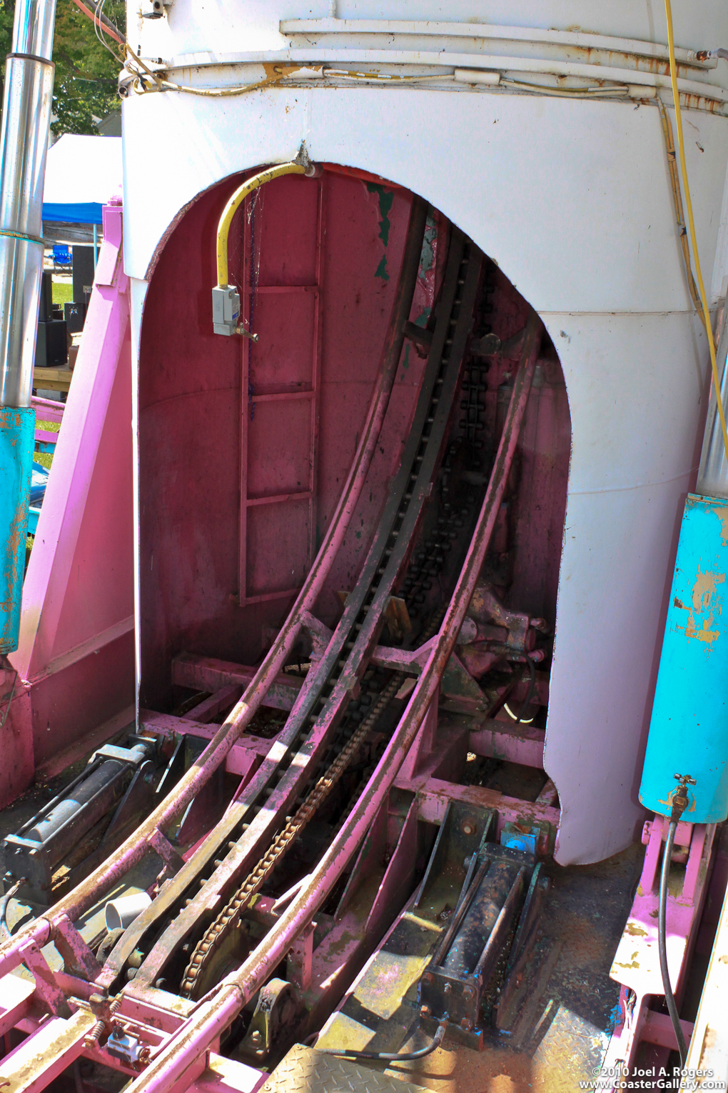 Vertical lift drive on a Toboggan roller coaster