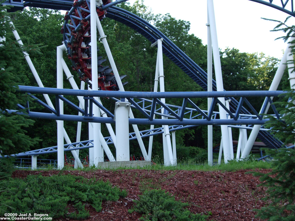 Crossbow roller coaster turning