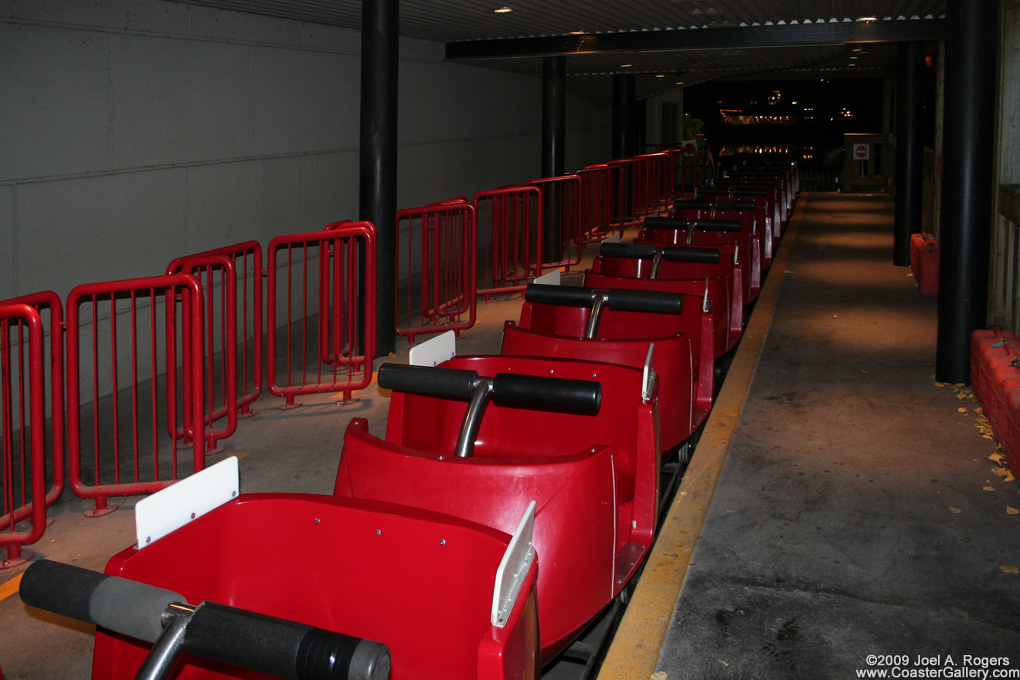 Loading platform of the Dragon roller coaster in Quebec