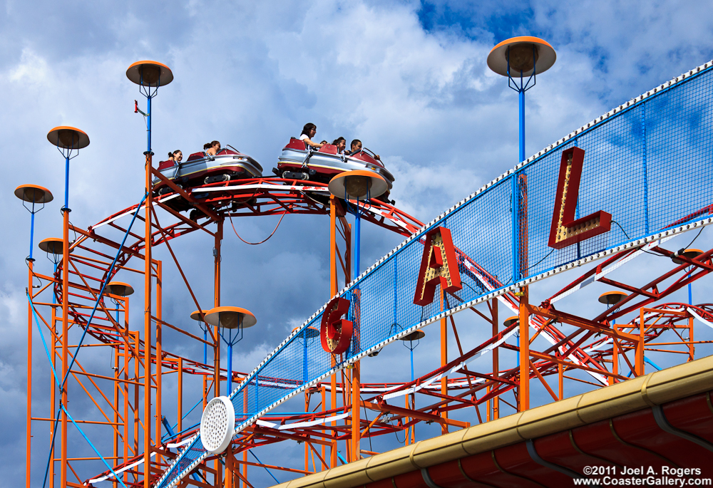 Galaxi roller coaster cars