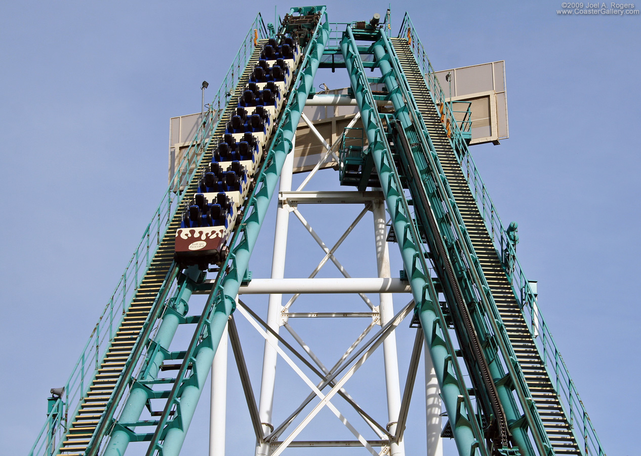 Vekoma boomerang sponsored by Lait Au Choclat