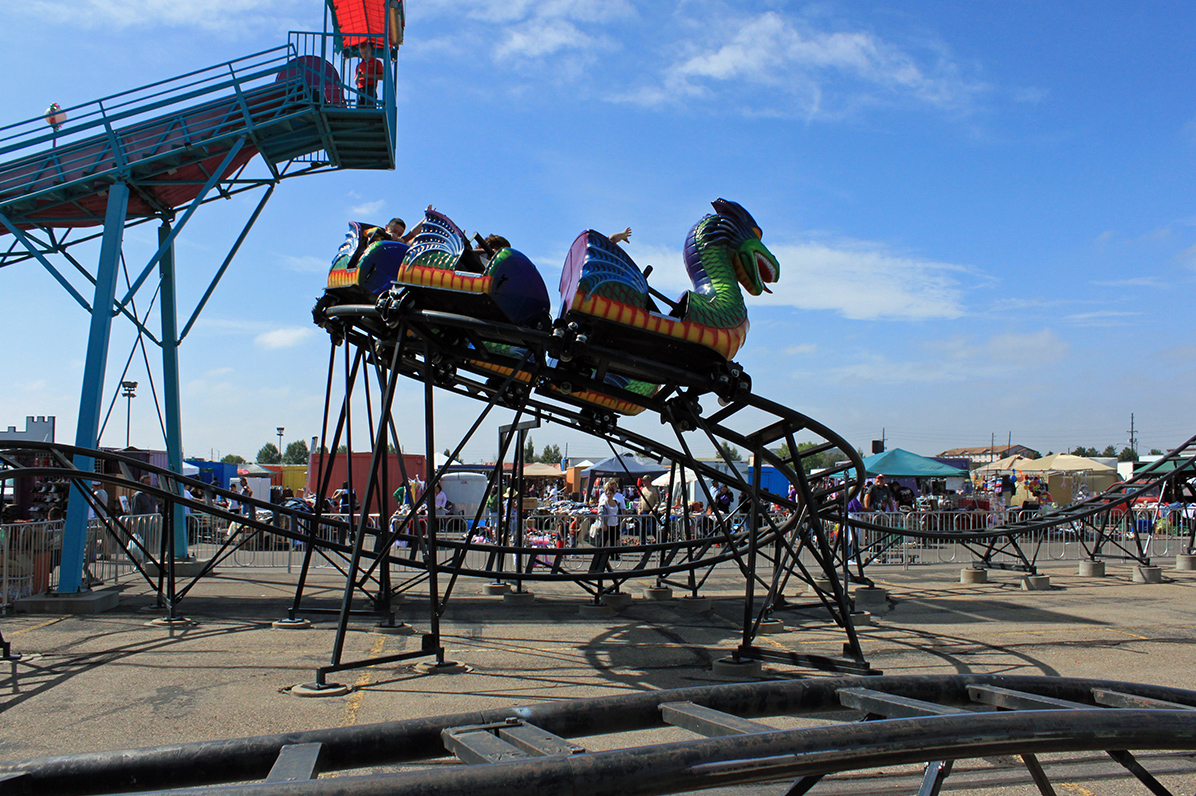 Spiral roller coaster