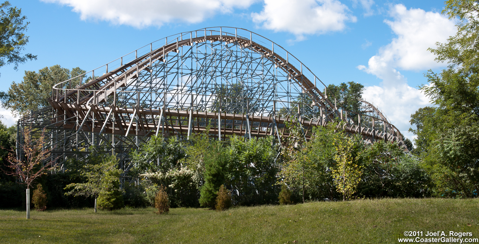 Ravine Flyer 2 - Wooden coaster with steel supports