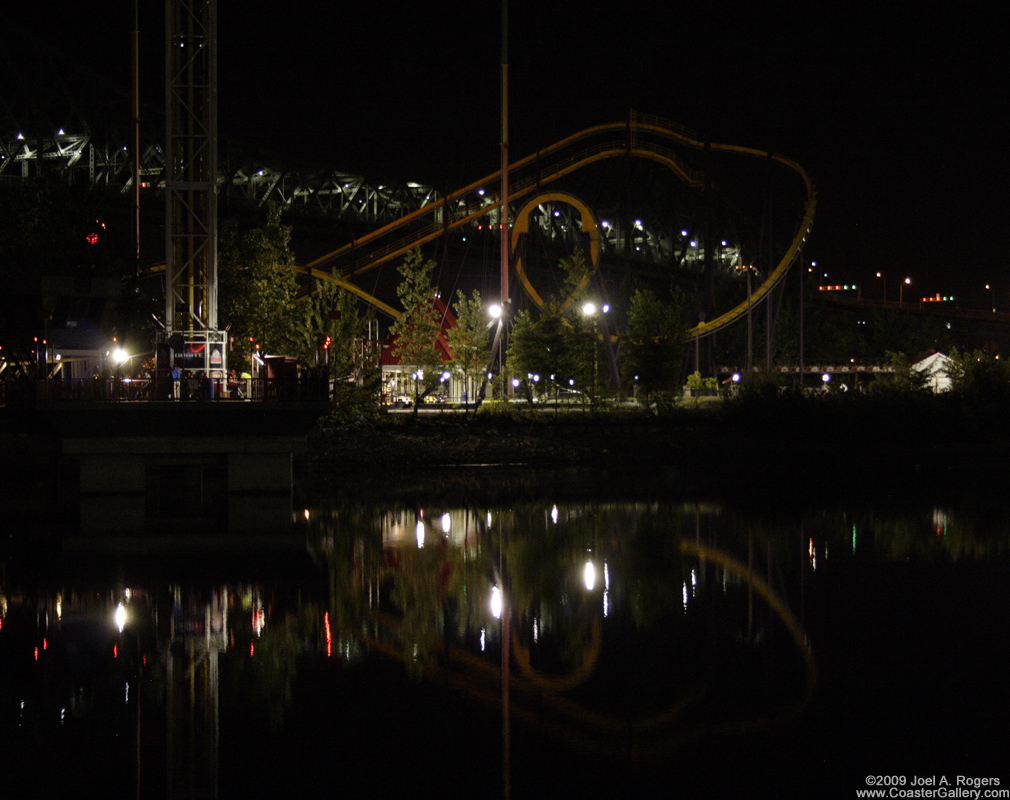 Nuit des reflets de montagnes russes