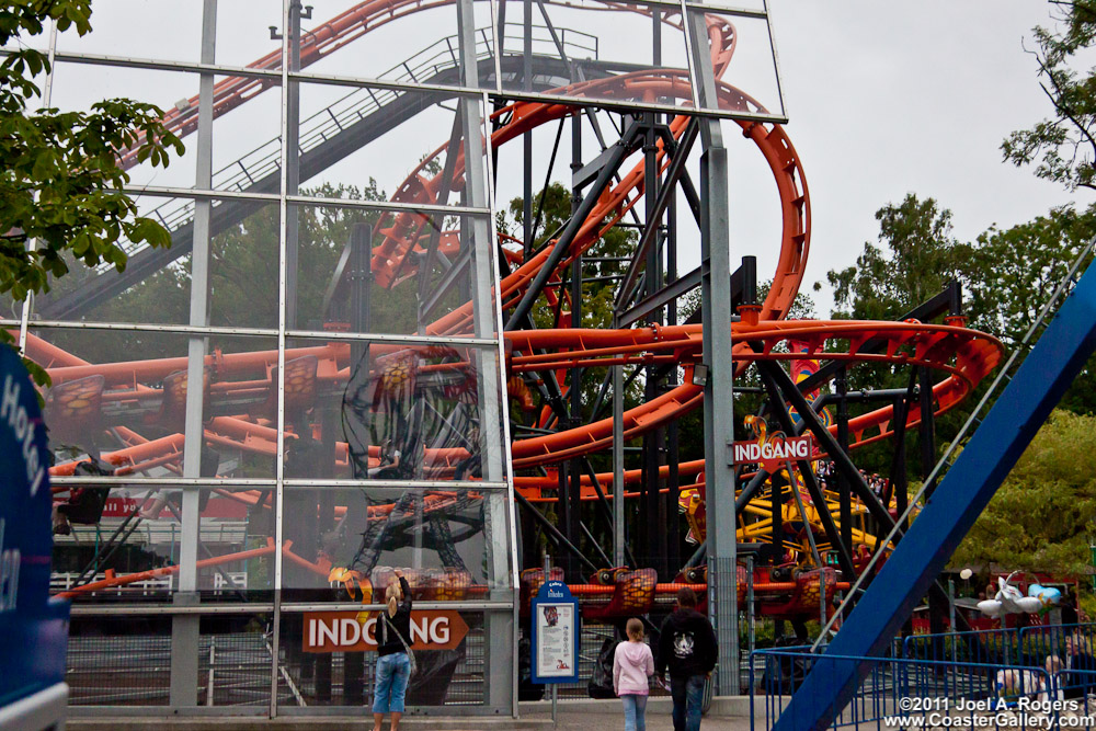 Indgang til en tur i Tivoli Friheden. Entrance to a ride at Tivoli Friheden.