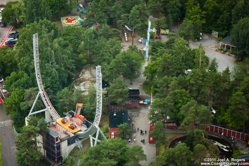 Ilmakuva vuoristorataa Suomessa. Aerial view of a roller coaster in Finland.