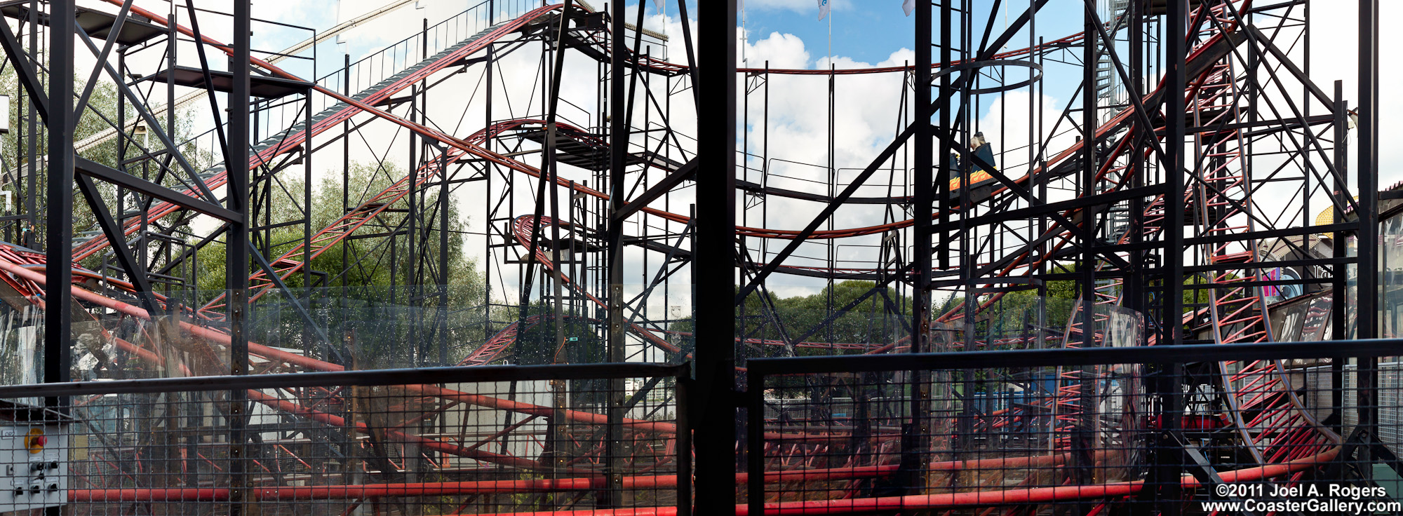 Panoramic picture of a amusement park's roller coaster - 
Hyvin suuri kuva huvipuisto on vuoristorata
