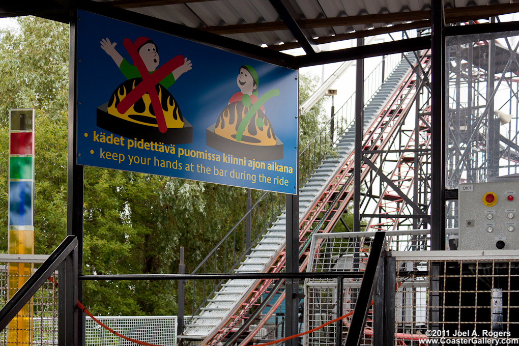 Safety sign in both Finnish and English