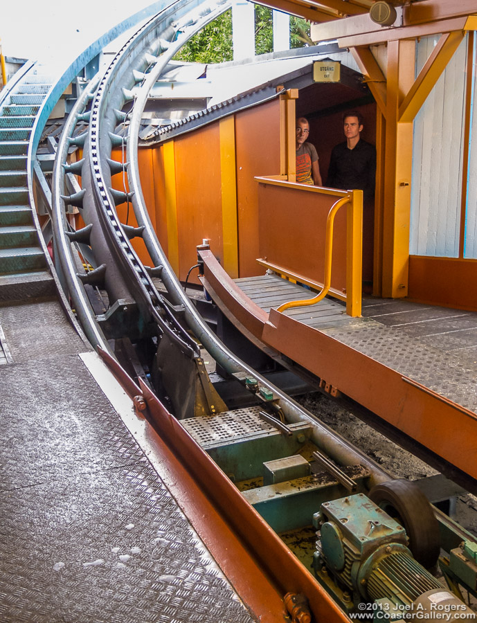 Curved chain lift hill