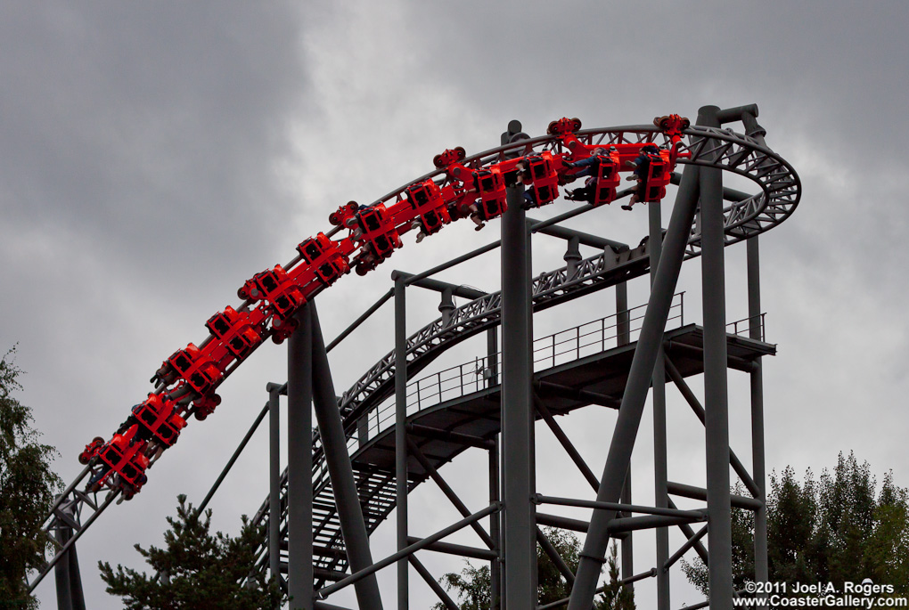 Lift hill on an inverted roller coaster. 
Ensimminen mki on knteinen vuoristorata.