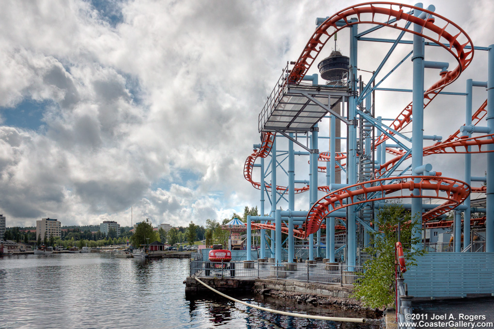 Roller coaster next to the water. Vuoristorata veden rell.
