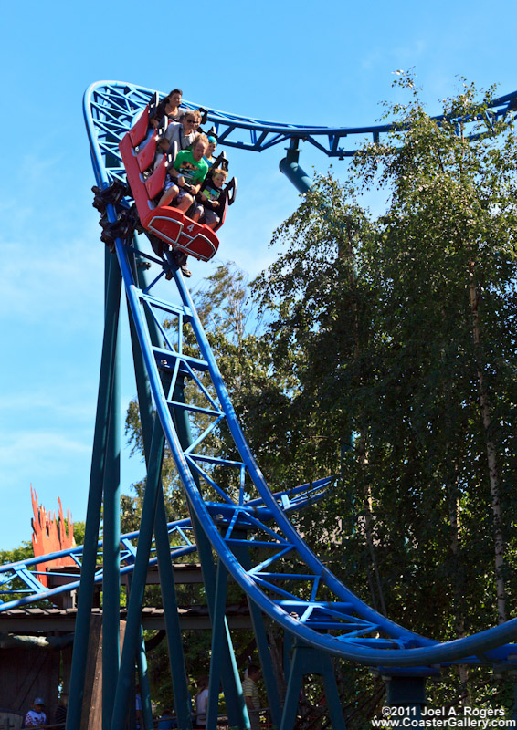 Roller coaster with shaking cars