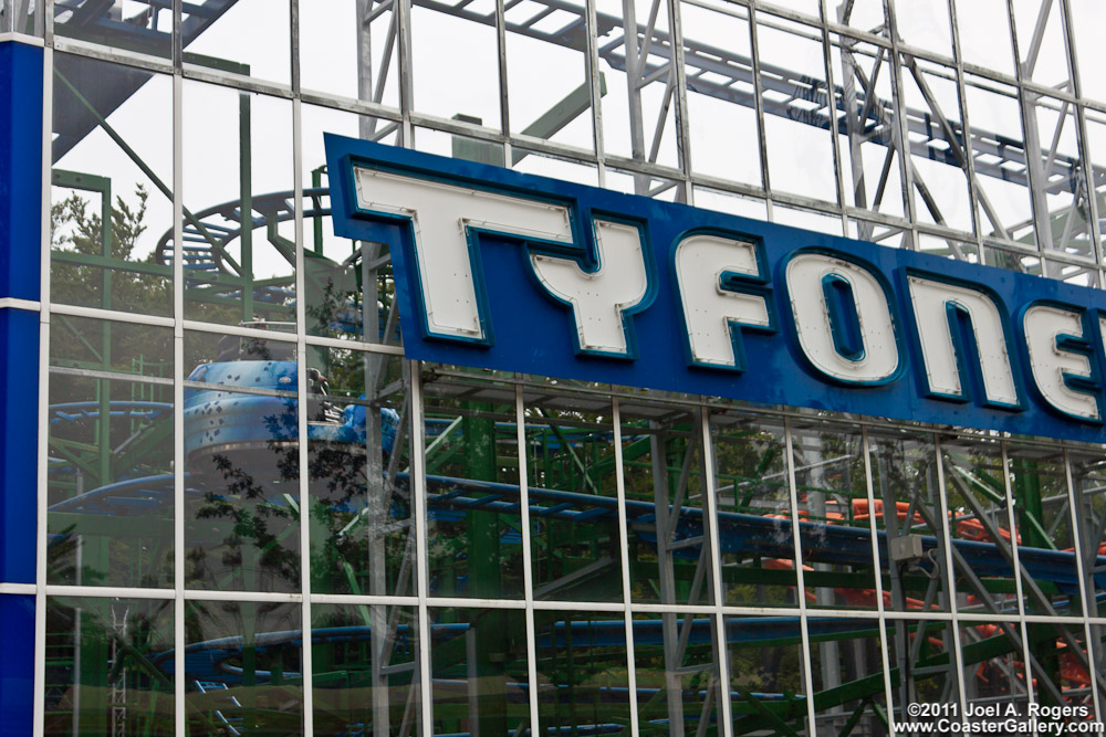 Tyfonen behind glass