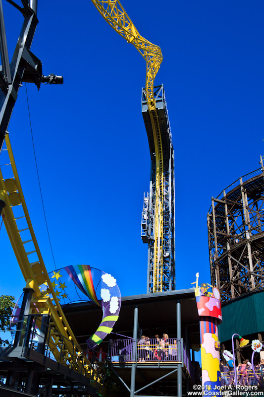 Loading platform and tunnel on the Ukko roller coaster