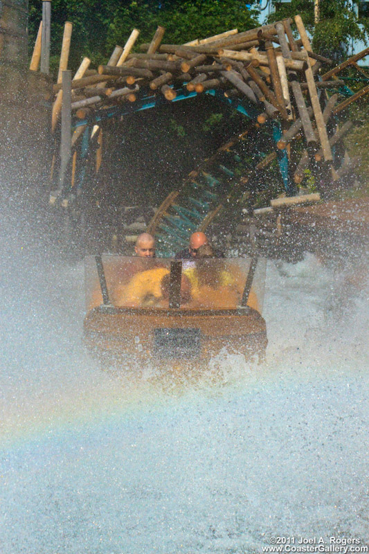Vuoristorata menee veteen - Roller coaster going into water