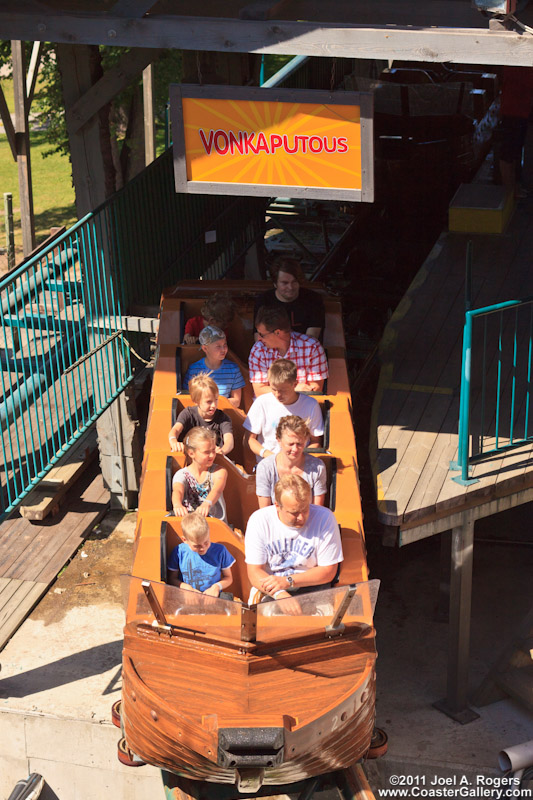 Katse alas veneen huvipuisto - Looking down on a boat in an amusement park