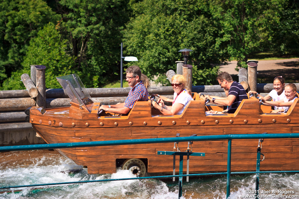 People riding on a water coaster - Ihmiset ratsastaa vesi vuoristorata