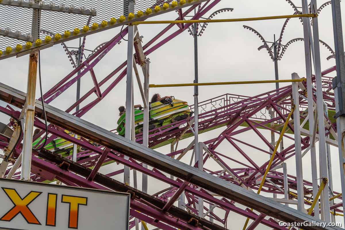 Saw-toothed anti-roll back mechanism on the Galaxi roller coaster