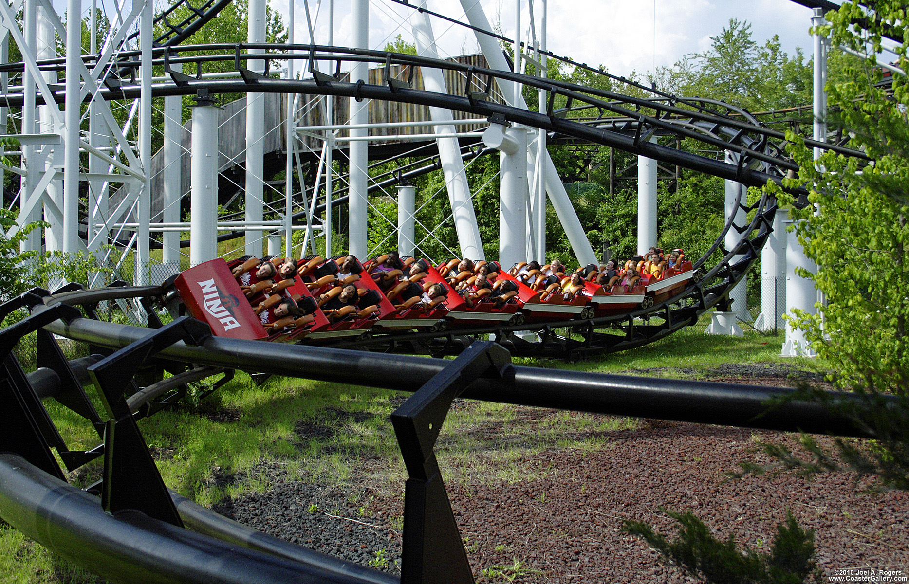 Ninja roller coaster in a helix turn. Built by Vekoma.