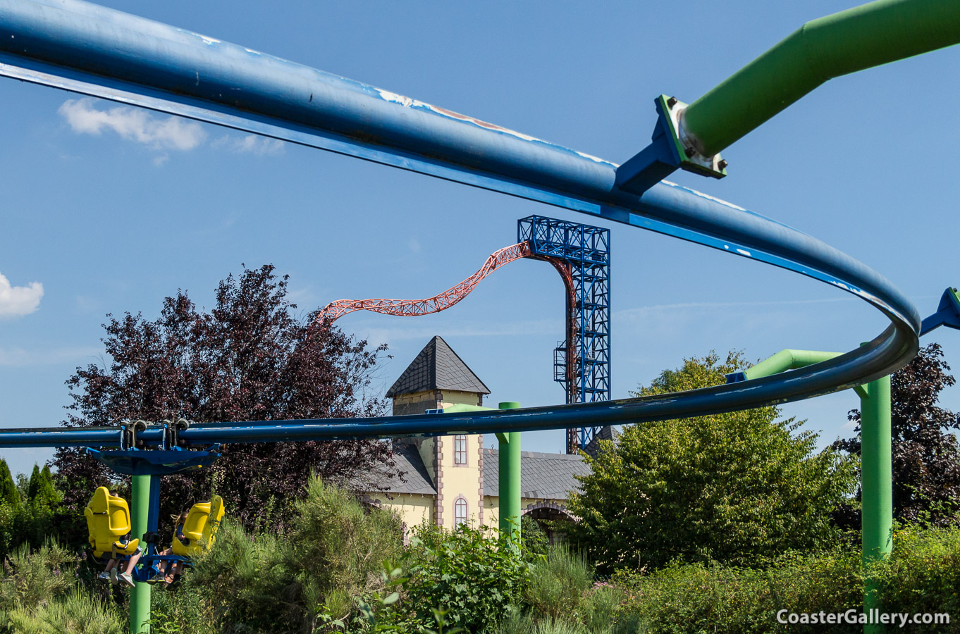Details and history of the single-rail roller coasters built by Caripro and other manufacturers.